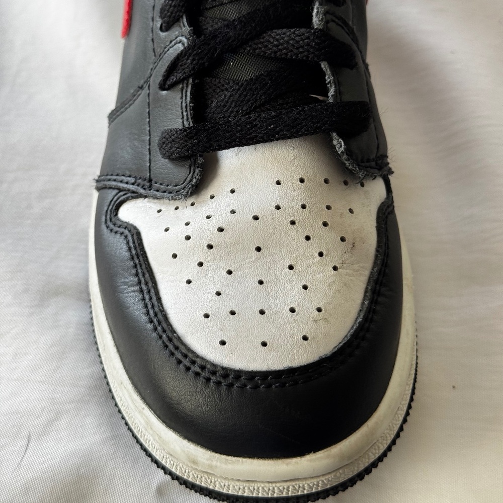 Nike Air Jordon 1 Low 4.5 Youth Black/White/Fire Red - Picture 6 of 14